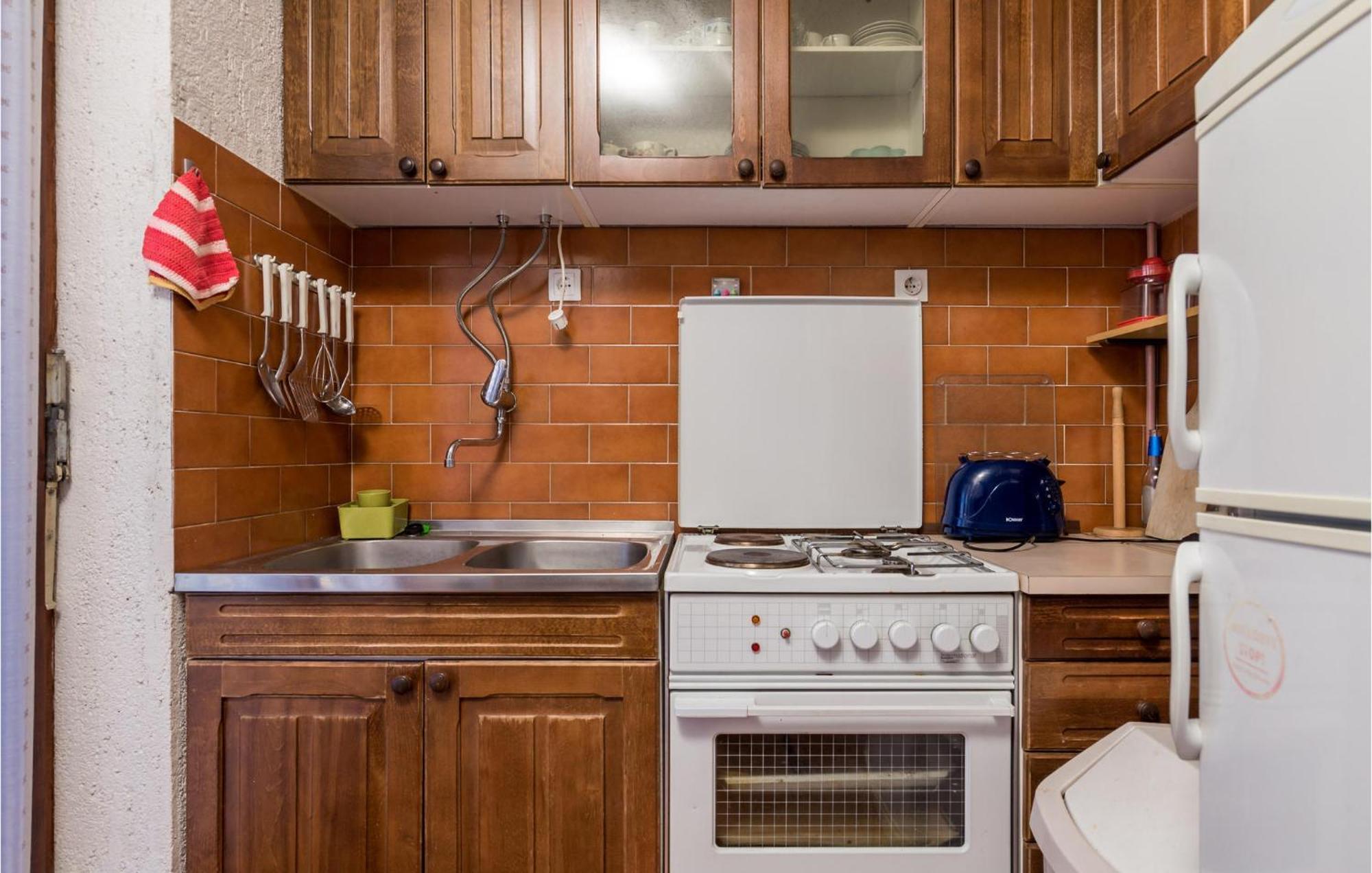 2 Bedroom Nice Apartment In 야블라나츠 외부 사진